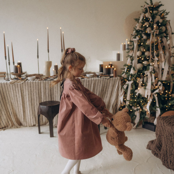 Velveta kleita ar banti - maigi rozā