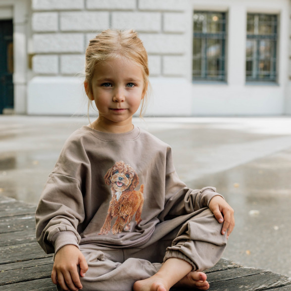 Unisex oversize džemperis ar pūdeļa apdruku - brūns