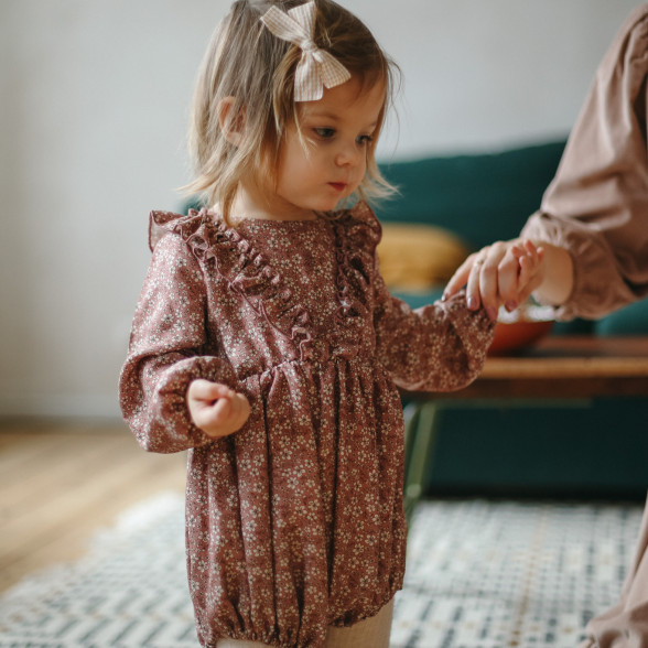 Viskozes romperis ar ziedu rakstu - maigi rozā