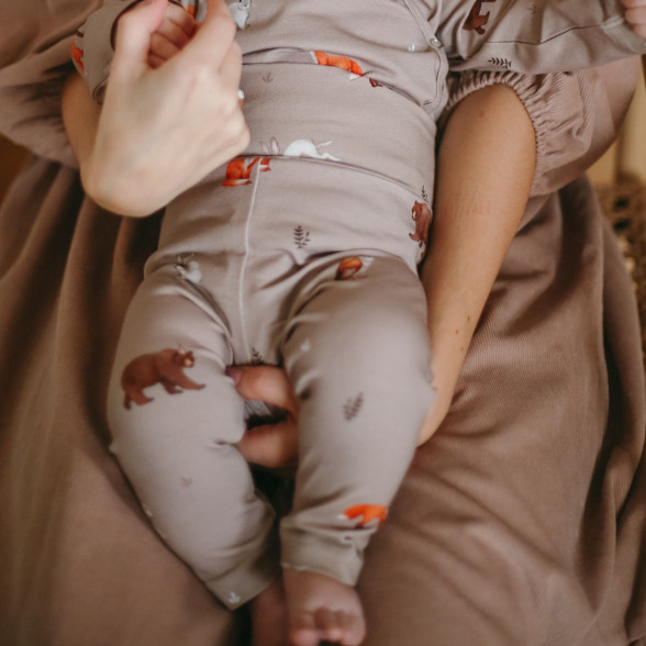 Organiskās trikotāžas bikses ar dzīvnieku apdruku