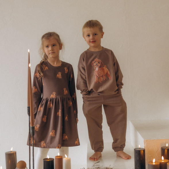 Trikotāžas kleita ar suņu apdruku